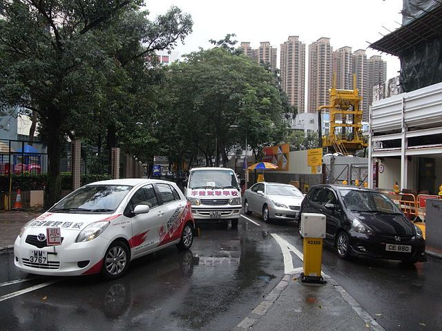 640px-HK_Causeway_Bay_棉花路_Cotton_Path_李健駕駛學校_Lee_Kin_Driving_rainy_day