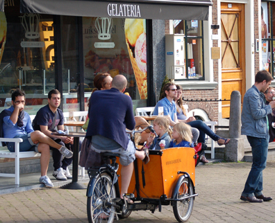 father with daughters in cargo bike in Delft