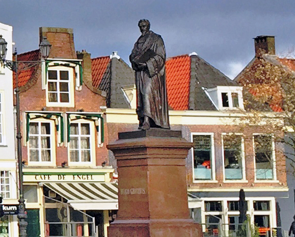monument Hugo Grotius in Delft