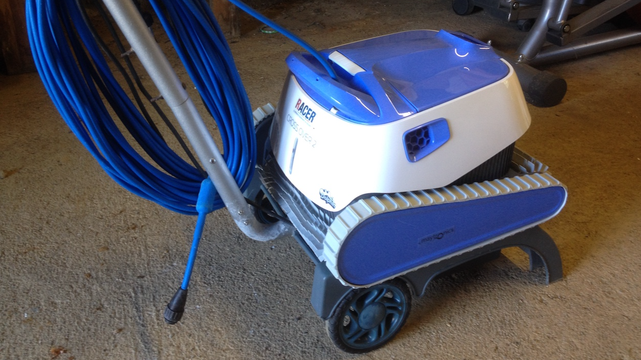 Dolphin Racer Crossover 2 pool cleaner General Classifieds Dordogne Angloinfo