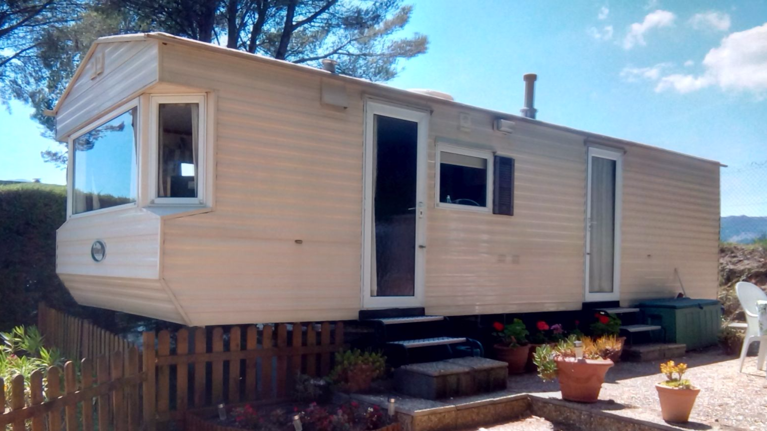 LUXURY WILLERBY SALISBURY MOBILE HOME IN PRISTINE CONDITION URGENT